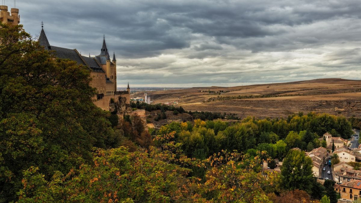 El Alcázar de Segovia entre árboles