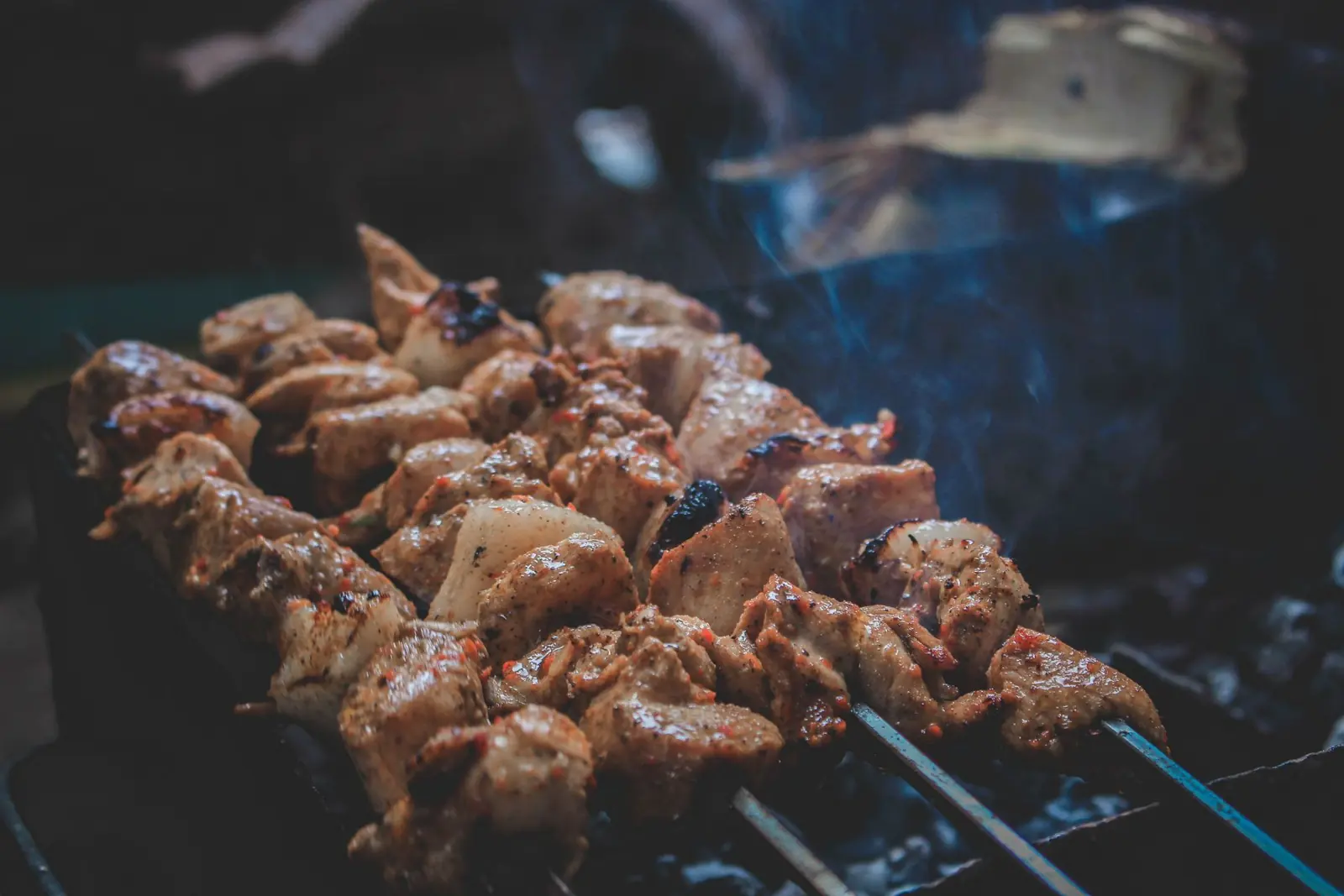 Pinchos de carne dorándose sobre la brasa